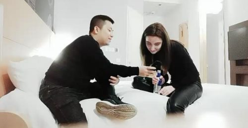 50967-全国探花约了个黑衣皮裤国外妹子啪啪 口交舔弄大力猛操上位骑坐后入抽插.jpg
